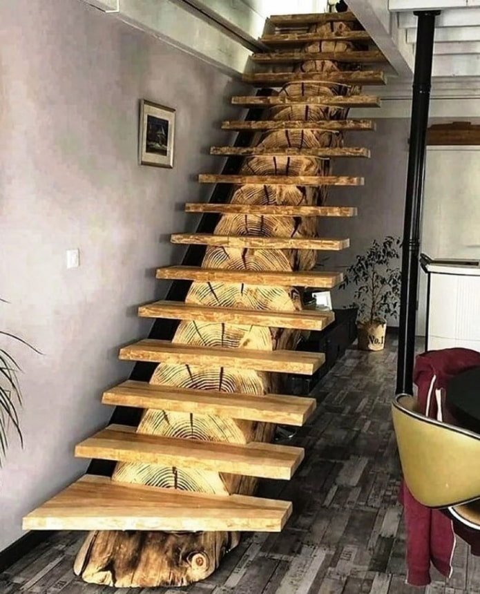 Treppe aus Sägeschnitten