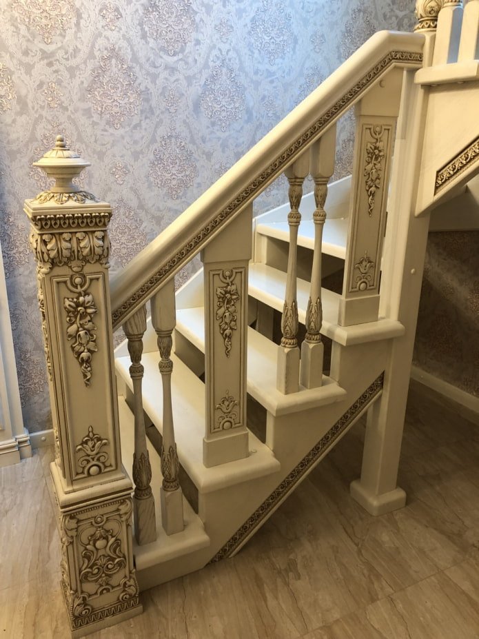 Geschnitzte Baluster und Geländer