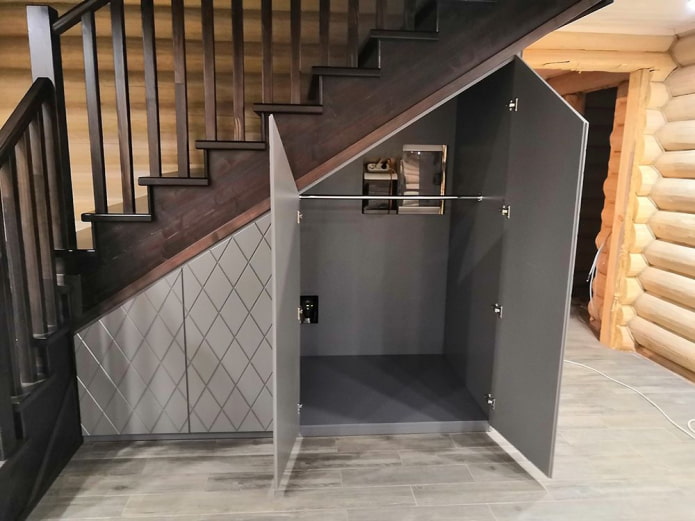 Kleiderschrank unter der Treppe