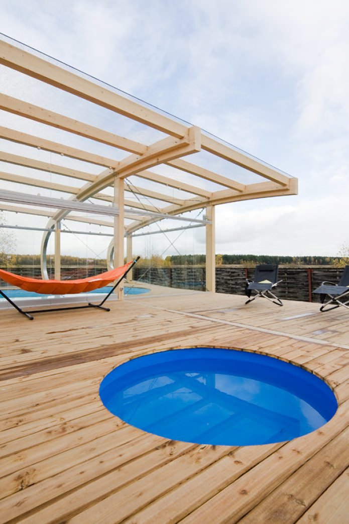 Terrasse mit Swimmingpool und Hängematte