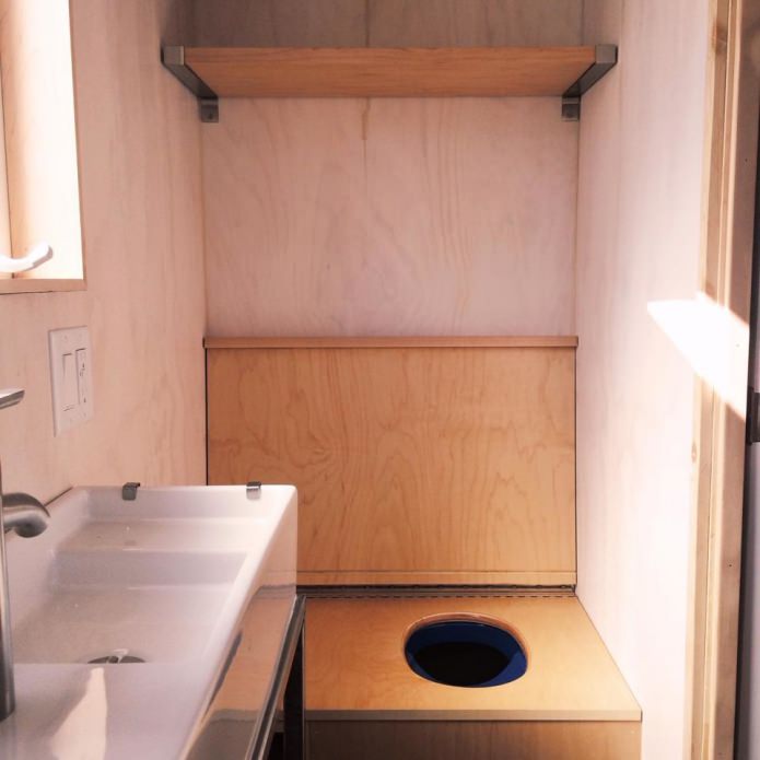Toilette in einem Cottage der Economy-Klasse