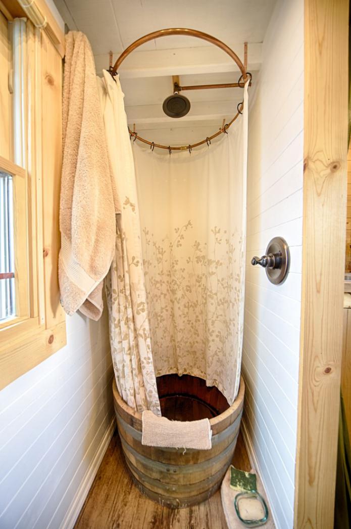 Dusche in einem kleinen Landhaus