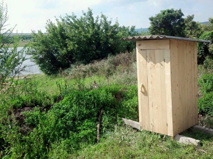 Holztoilette auf dem Land