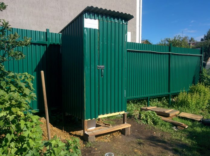 Toilette aus grünem Wellblech