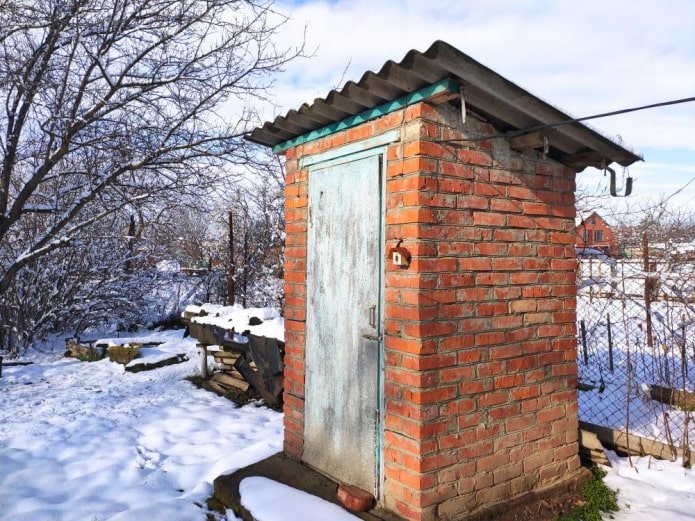 Ziegeltoilette im Winter