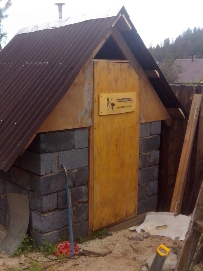 Toilette auf dem Land aus Schlackensteinen