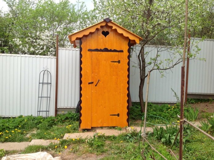 Toilettenhaus mit geschnitzten Teilen