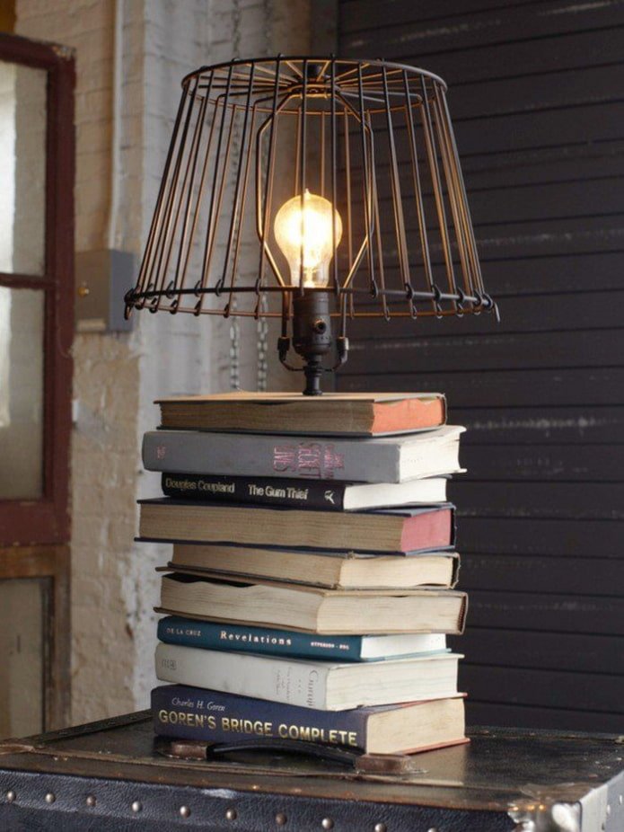 Lampe aus Büchern