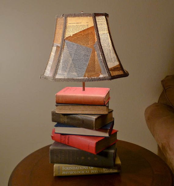 Lampendekoration mit Büchern