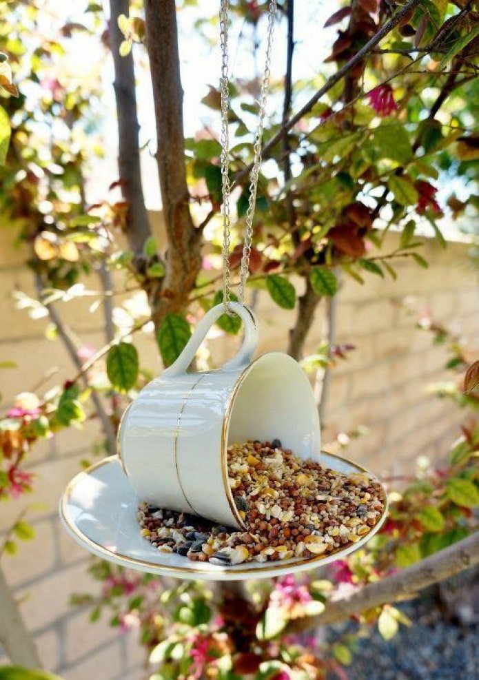 Tasse und Untertasse auf einem Baum