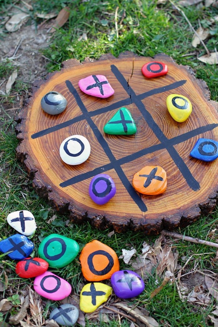 Tic-Tac-Toe aus Steinen