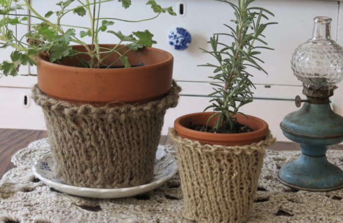 Topf mit Strickdekor