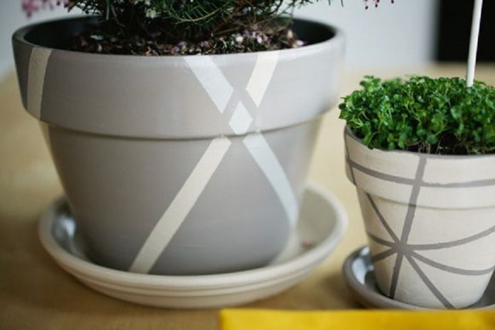 Topf mit geometrischem Aufdruck