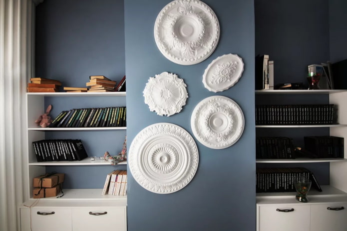 Rosetten in einem modernen Interieur