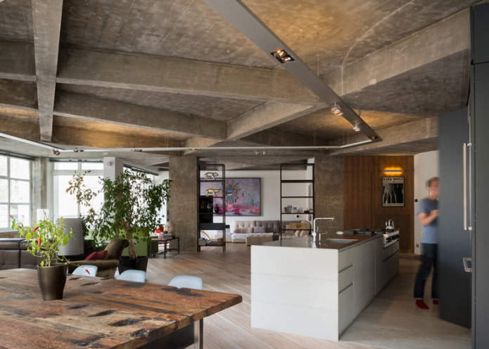 Decke mit Betonbalken
