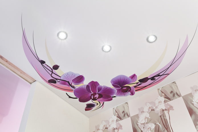 Aufkleber mit Blumen an der Decke
