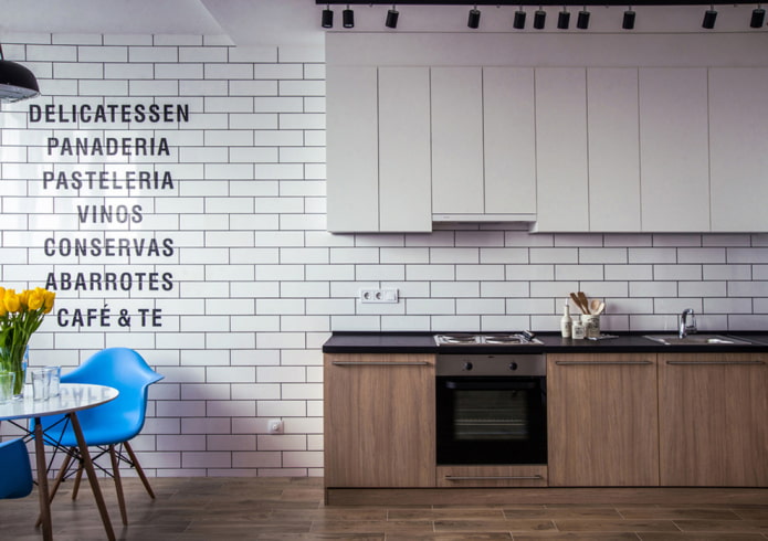 Schriftzüge an der Wand im Kücheninterieur