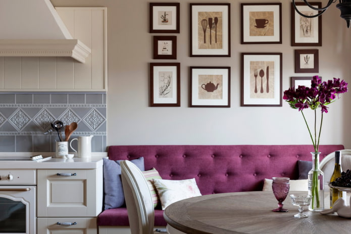 Gemälde an der Wand im Kücheninterieur