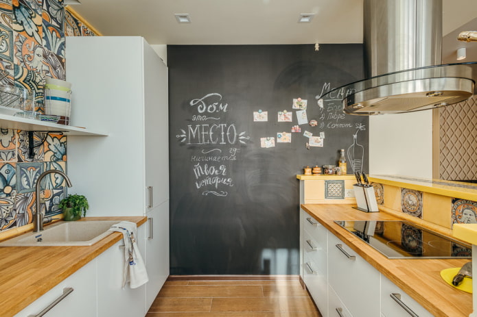Schiefertafel an der Wand im Kücheninterieur