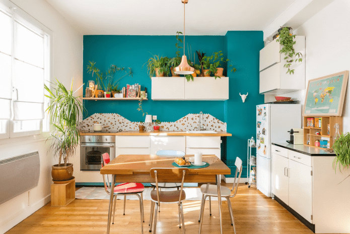 Dekor einer Akzentwand im Kücheninterieur