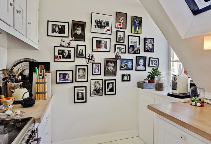 Fotos an der Wand im Kücheninterieur