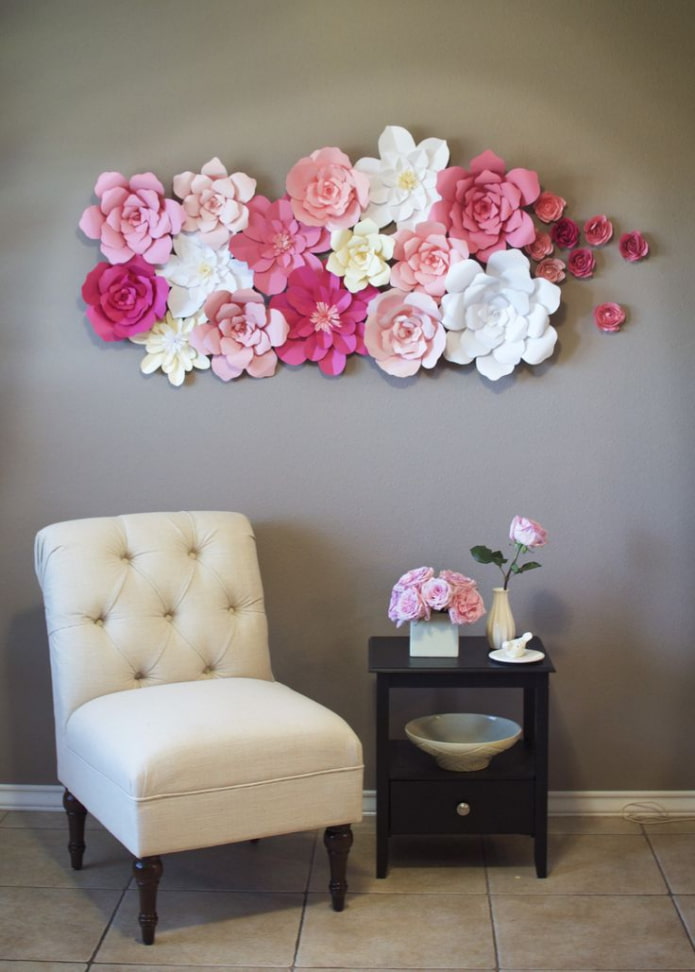 Papierblumen an der Wand im Innenraum