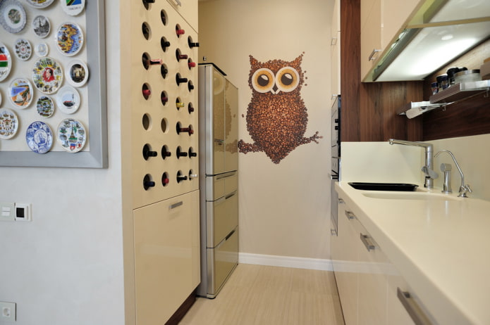 Aufkleber an der Wand im Kücheninterieur
