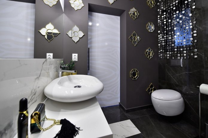 dunkle Wand im Badezimmer