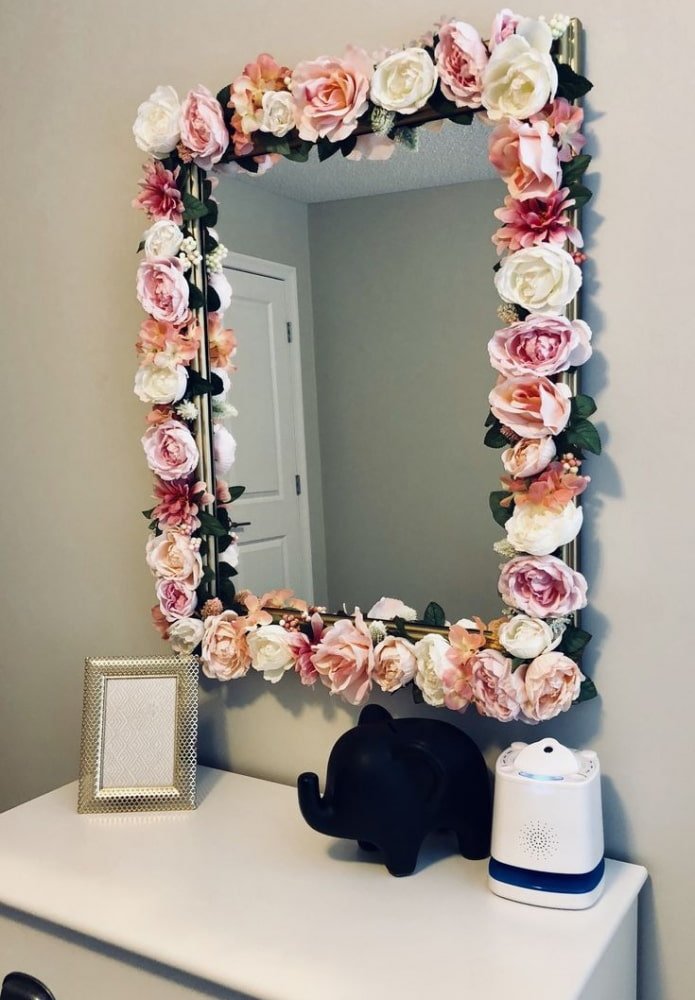 Blumengeschmückter Spiegel im Innenraum