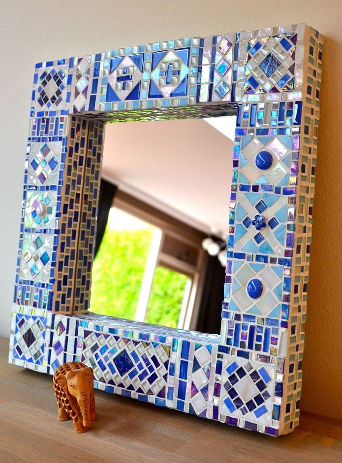 Spiegel in einem Mosaikrahmen im Innenraum