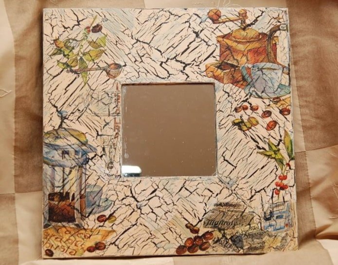 Mit Decoupage-Technik gerahmter Spiegel