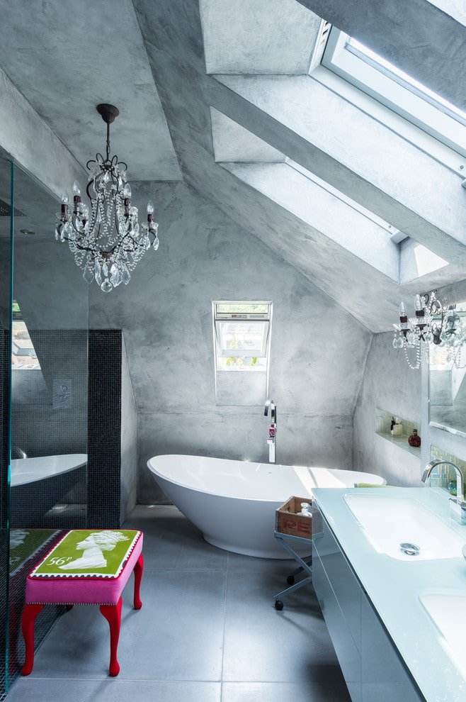 Putz an der Decke im Badezimmerinnenraum