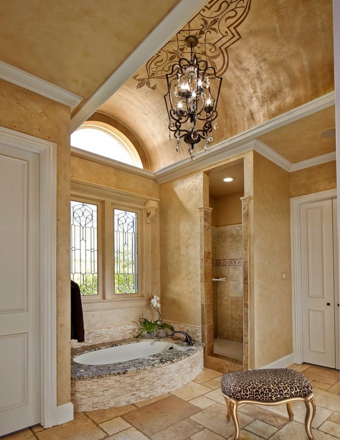 Putz an der Decke im Badezimmerinterieur