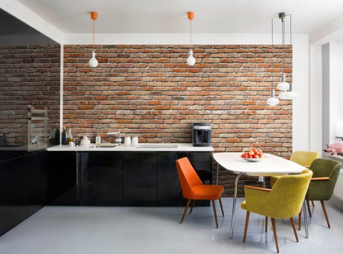 Rote Backsteintapete im Küchendesign