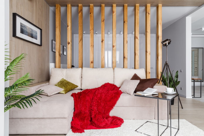 Holztrennwand im Innenraum