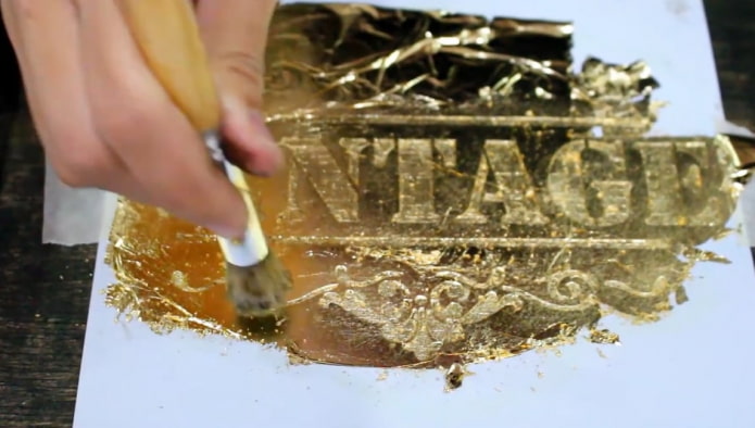 Goldfarbe auftragen
