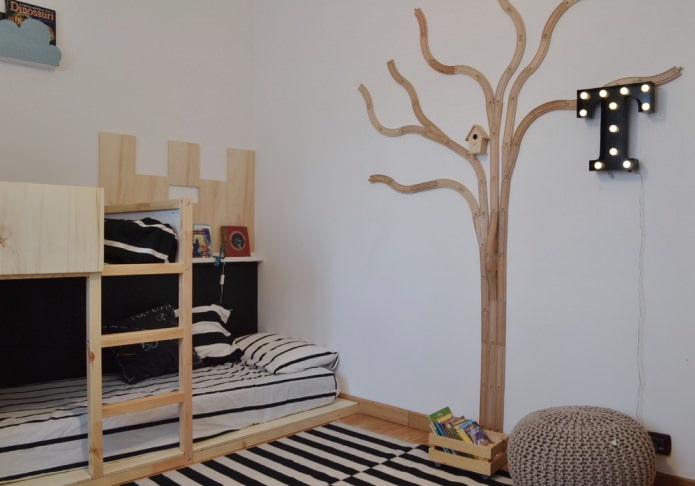 lakonisches Holz an der Wand im Kinderzimmer