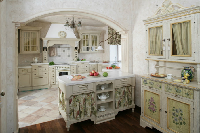 Interieur im Provence-Stil mit einem Bogen