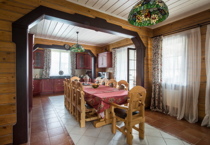 Wohnzimmer im Landhausstil mit Trapezbogen