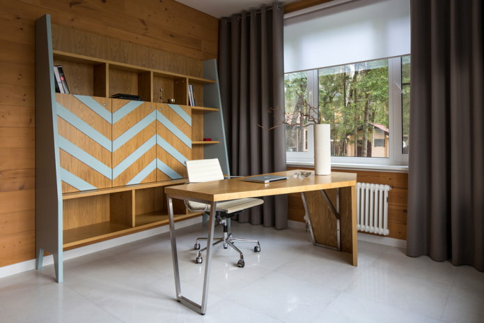 Computertisch aus Holz im Innenraum