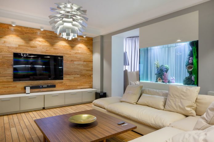 Holz-Couchtisch im Innenraum