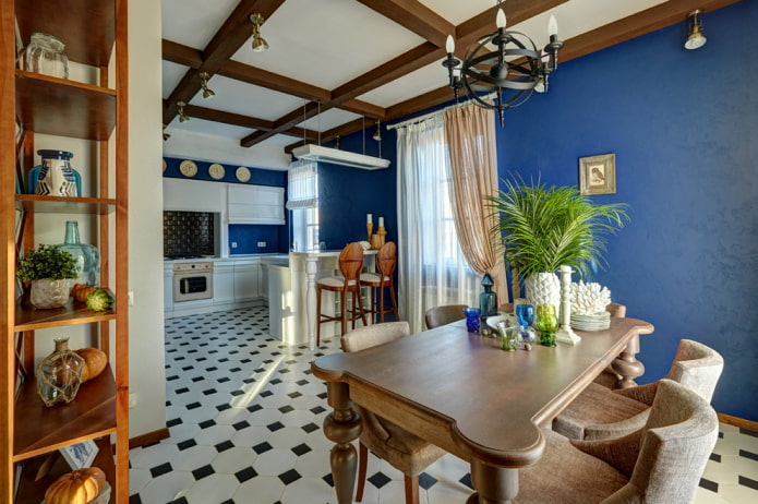 Holz Tisch im Interieur der Küche-Esszimmer