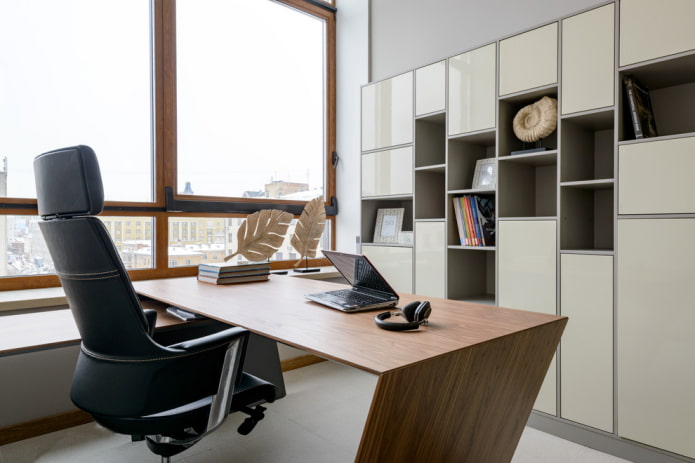 Holztisch im Büro