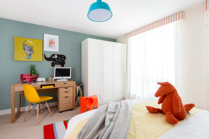 Holztisch im Inneren des Kinderzimmers