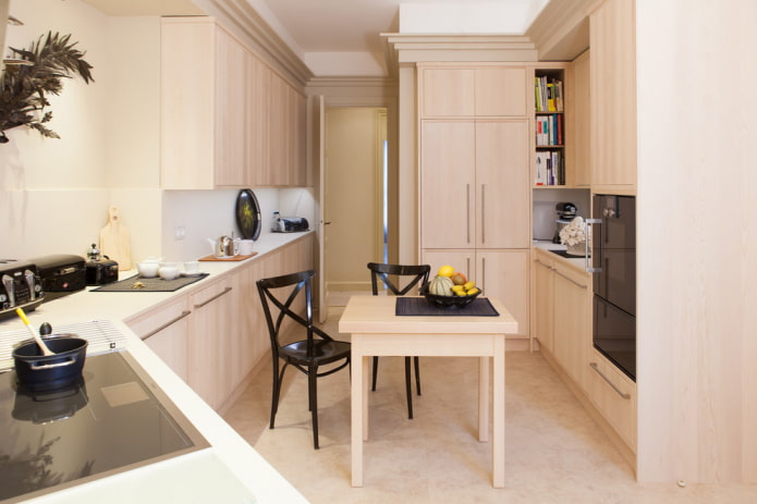 Quadratischer Holztisch im Innenraum