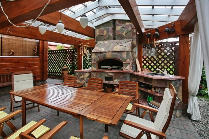 Holztisch im Pavillon