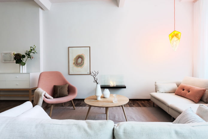Holztisch im Interieur im skandinavischen Stil