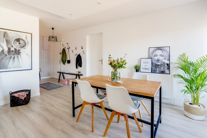 Holztisch im Interieur im skandinavischen Stil