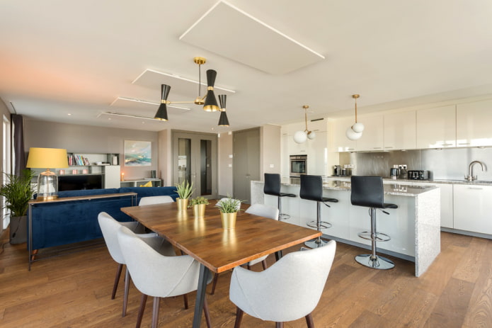 Holztisch im Interieur im modernen Stil