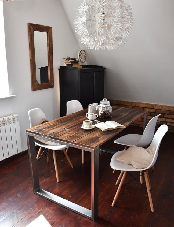 Tisch aus Brettern im Innenraum